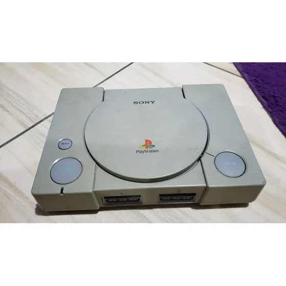 Playstation 1 Fat Só O Aparelho. O Leitor Não Leu E O Disco Arrasta Na Carcaça. Tá Com Defeito. 381.  M66