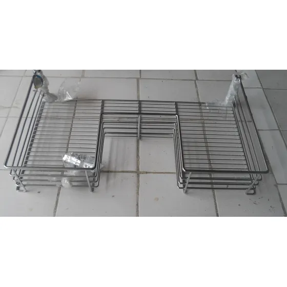 Cesta En Forma De U. Cocina Empotrada Con Rieles 