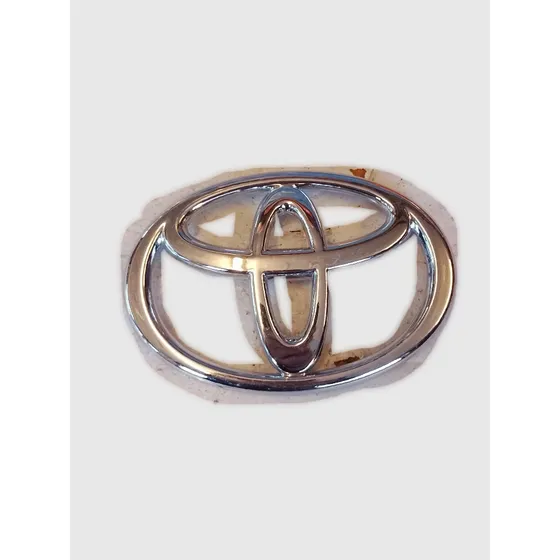 Insignia Toyota Hilux De Parrilla 2015 Original 