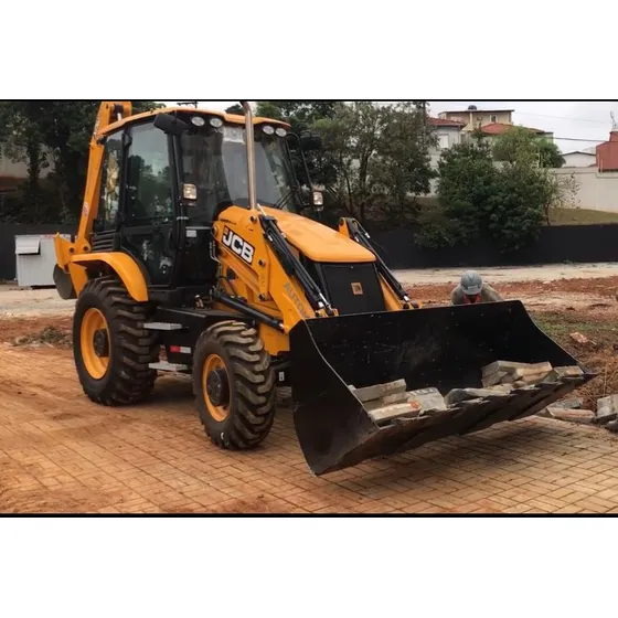 Cabinada, Arcon., Pneus Novos, Toda Revisada Com 30 Mil Hs.