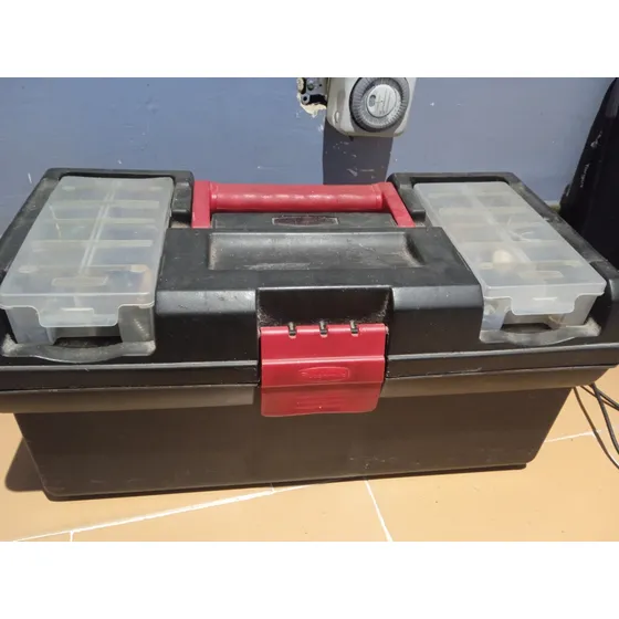 Caja De Herramien Usadas Con Llaves Y Tornillos