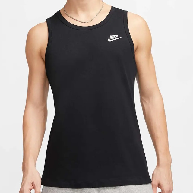 Homem vestindo regata preta da Nike com logo branco no peito