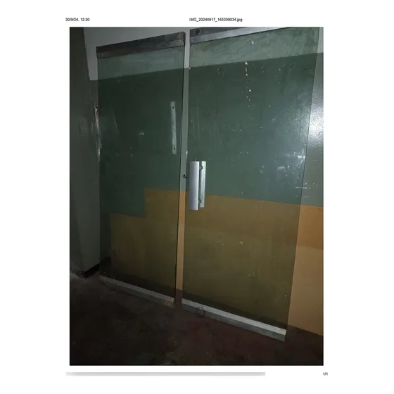 Puerta De Vidrio Templado Con Sus Marcos Y Agarraderas
