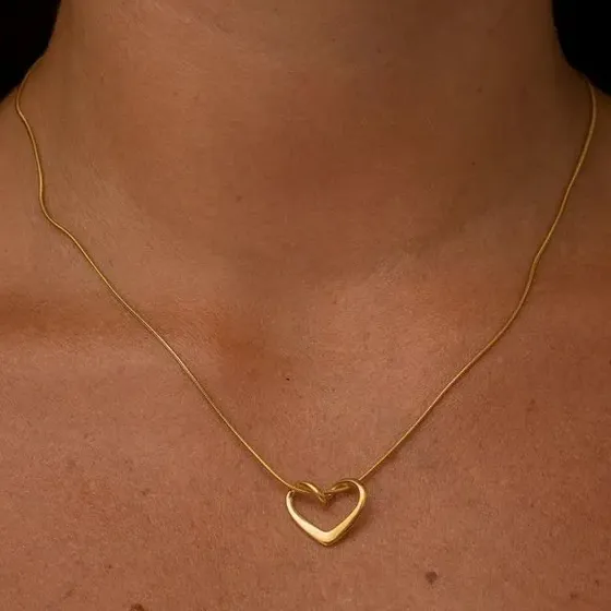 Colar Pingente Coração Torcido Aço Inox Banho De Ouro 18k Feminino Dourado — foto 2