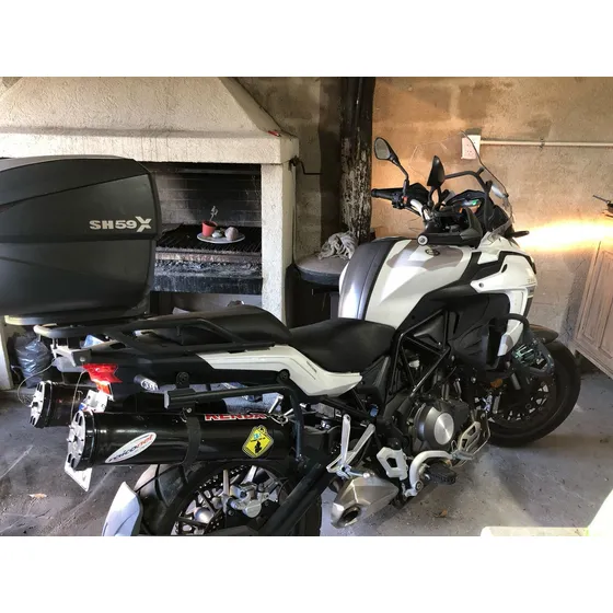 La Moto Posee Tubos Guarda Cosas, Cubre Carter Dura Aluminio