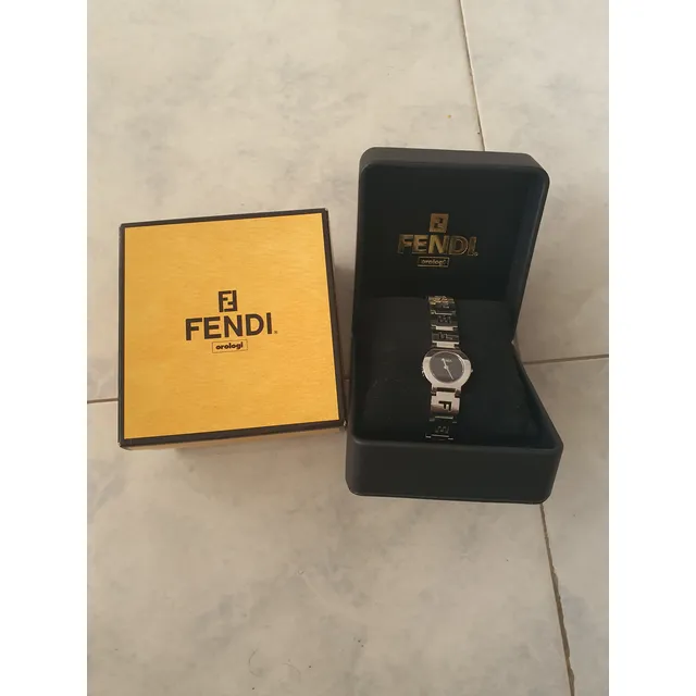 Reloj Fendi Mujer Negro Acero Desplegable