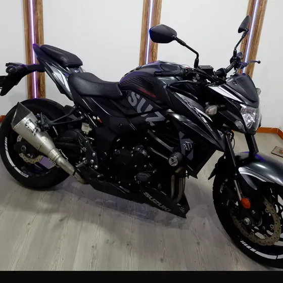 Suzuki Gsxs 750
