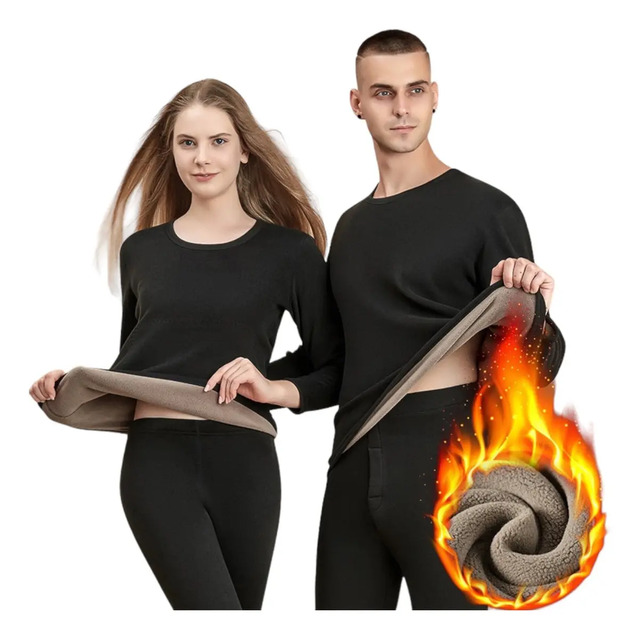Casal vestindo conjunto de segunda pele térmica preto com interior flanelado, exibindo a textura do tecido sob efeito de fogo para ilustrar o isolamento térmico