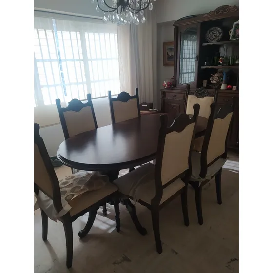 Juego De Comedor Con Vitrina, Usado En Excelente Condiciones