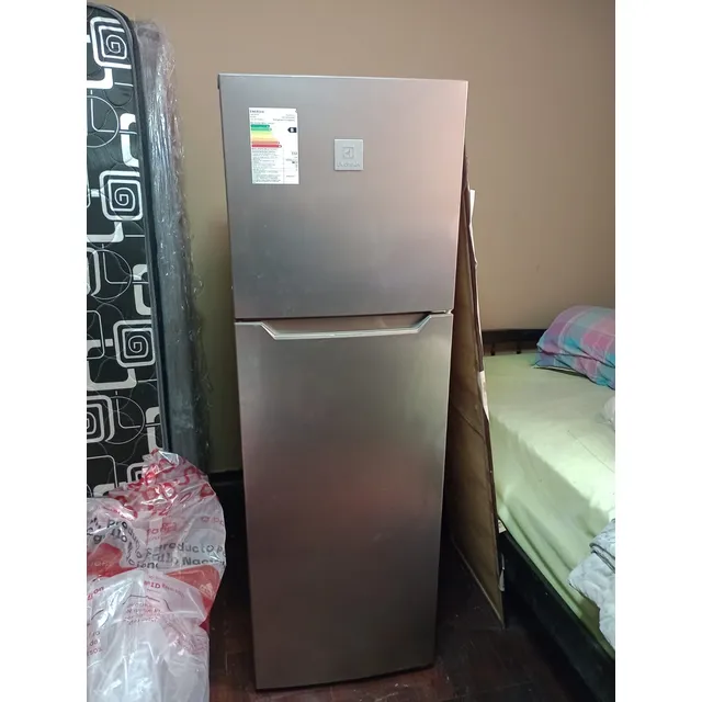 Refrigeradora Electrolux Top Mount Erts32g2hrs No Frost 251l