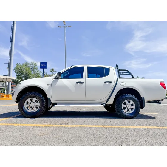 Mitsubishi L200 2.4 Cabina Doble 4x2 Mt