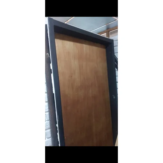 Puerta De Madera Con Marco De Hierro