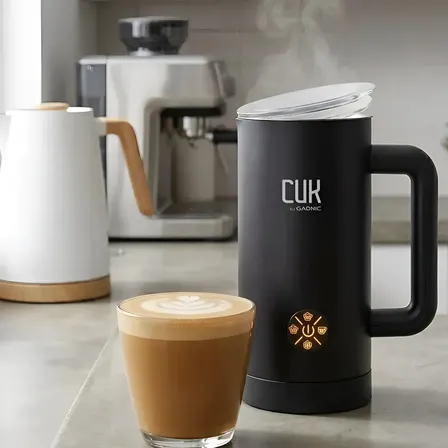Espumador De Leche Cuk By Gadnic 4 En 1 500W Capacidad 500 Ml Espuma Fria Caliente Acero Inoxidable SUS304 Recubrimiento Ceramico Antiadherente Jarra Desmontable Base 360 Grados Apagado Automatico