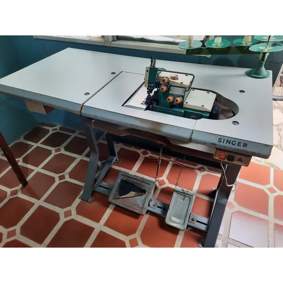 Máquina Overlock. Marca Yamata (usado)