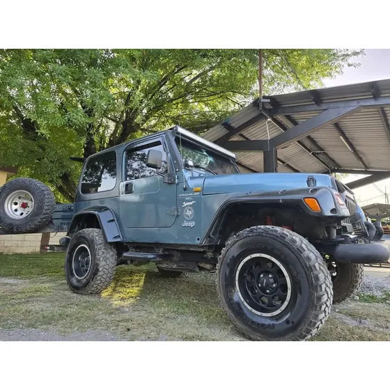 Jeep Wrangler 4*4 Estándar 5 Velocidades + Reversa Estereo Y Sonido Y Llantas Nuevas Con Llanta De Refacción Luz Ledy Faros Led Y Faro