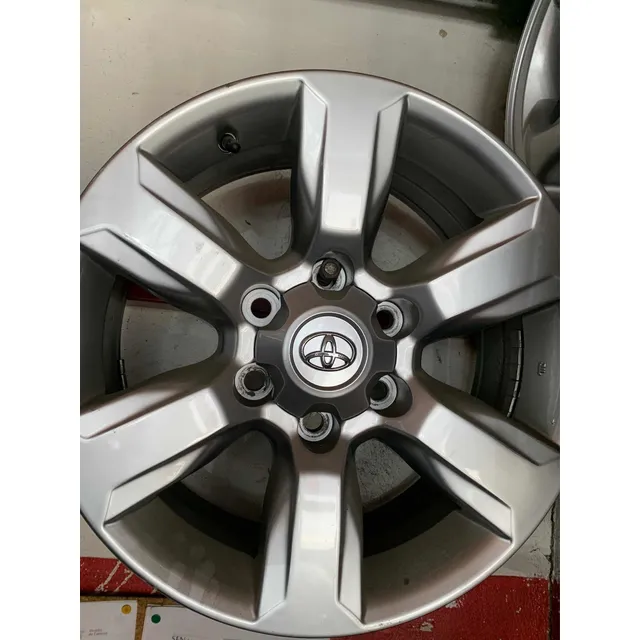 Rines Decorativo Toyota 17 X 8 6 Huecos 139mm