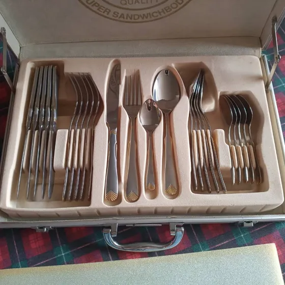 Juego De Cubiertos De 24 Piezas Con Su Maletín Marca Bergman