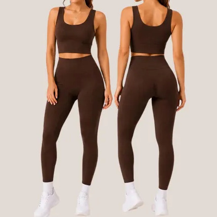 Conjunto fitness feminino na cor marrom composto por top e calça legging canelada, exibido em vista frontal e traseira com modelo usando tênis brancos.