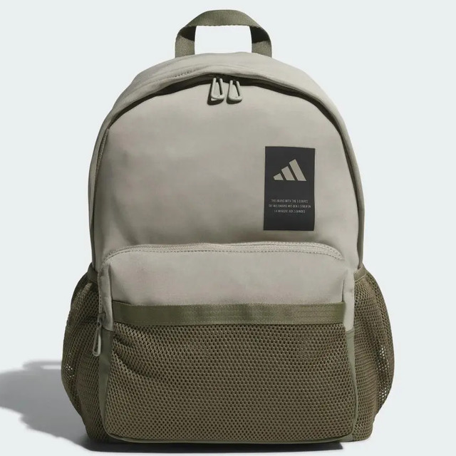 Mochila adidas Must Haves Seasonal na cor verde com detalhes em Silver Pebble, apresentando bolso frontal, bolsos laterais em mesh e logo da marca em destaque.