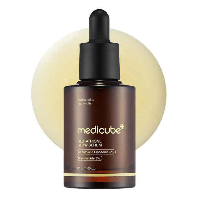 Frasco de vidro âmbar do Medicube Glutathione Glow Serum com conta-gotas preto sobre um fundo circular amarelo claro