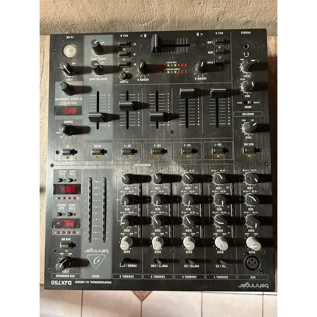 Mezcladora Behringer Djx750 Mixer 220v