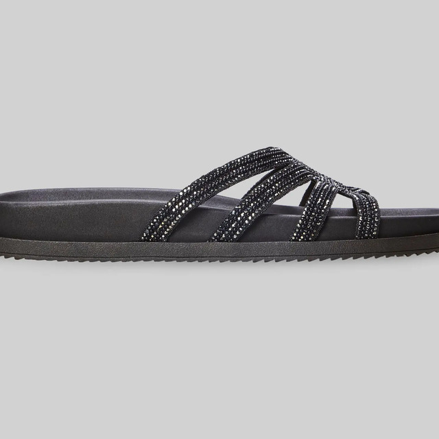 Sandália feminina modelo papete da marca Anacapri na cor preta, com tiras frontais cruzadas decoradas com pedrarias brilhantes e solado flat.