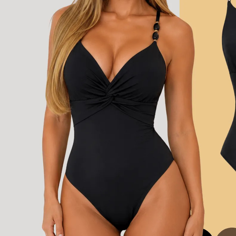 Modelo vestindo maiô preto liso com detalhe de argolas na alça e torção frontal no busto