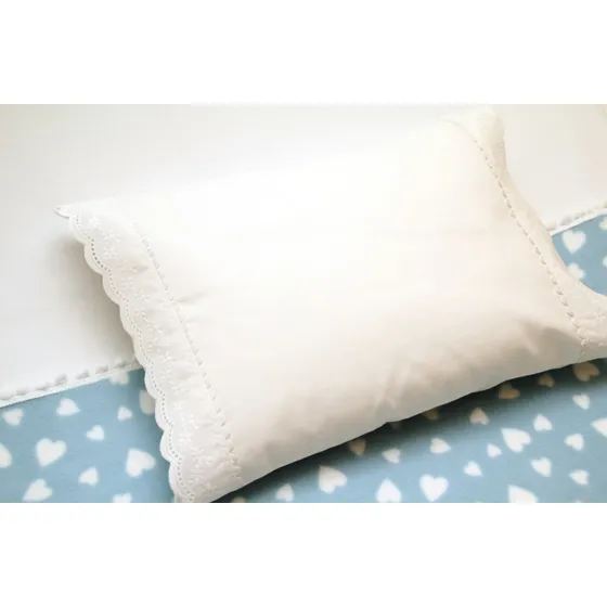 Kit  2 Fronhas De Berço Bebê Percal 230 Com  Renda + Brinde Branco Liso