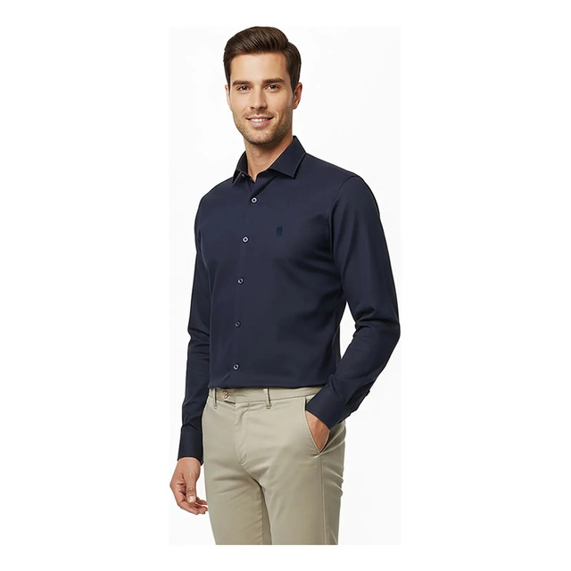 Homem vestindo camisa social azul marinho de manga longa com corte slim fit e calça bege