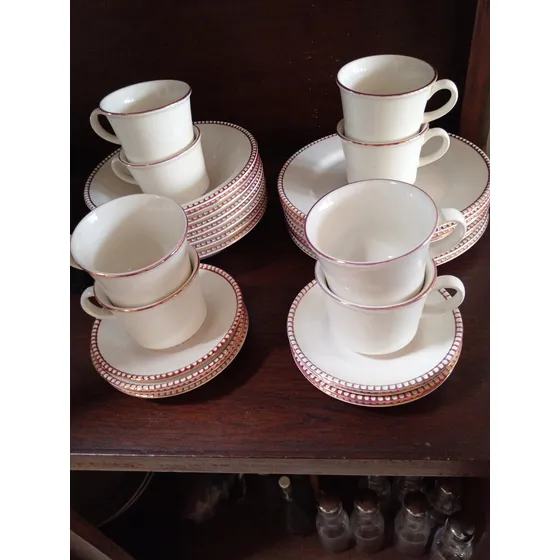 Vajilla De Porcelana Crema Con Bordes Dorados