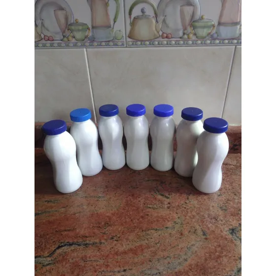 Botellas Plásticas De 250 Ml Con Tapa. Eran De Yogurt
