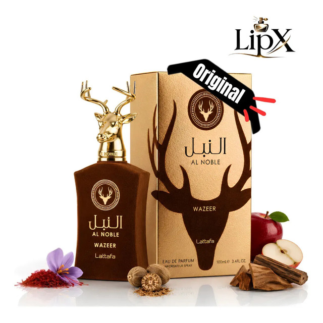 Frasco de perfume Lattafa Al Noble Wazeer de 100ml com tampa em formato de cabeça de cervo dourada, ao lado de sua caixa dourada, açafrão, noz-moscada, maçã e pedaços de madeira.