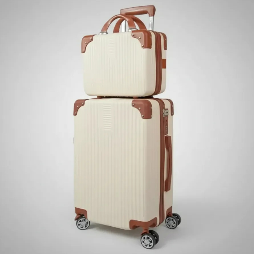Conjunto de mala de viagem bege com detalhes marrom e frasqueira combinando, ambas com rodinhas 360 graus e carrinho ajustável em fundo cinza.