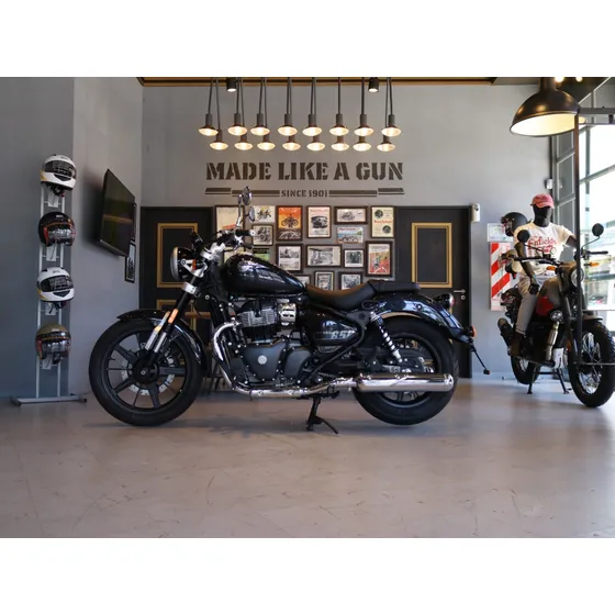 Royal Enfield Super Meteor 650 Astral Black 1° Servicegratis