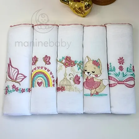 Kit 5 Fraldas De Pano Bordadas C/ Bainha Tecido Duplo Menina