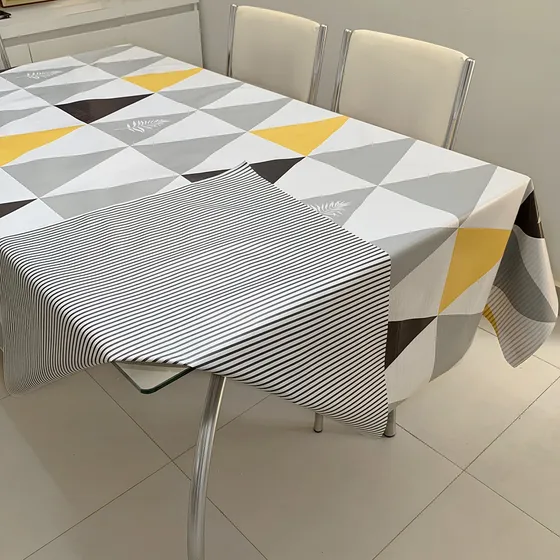 Toalha De Mesa Retangular Plástico 1,40x190 Mt Estampa Dupla Cor Triangulos