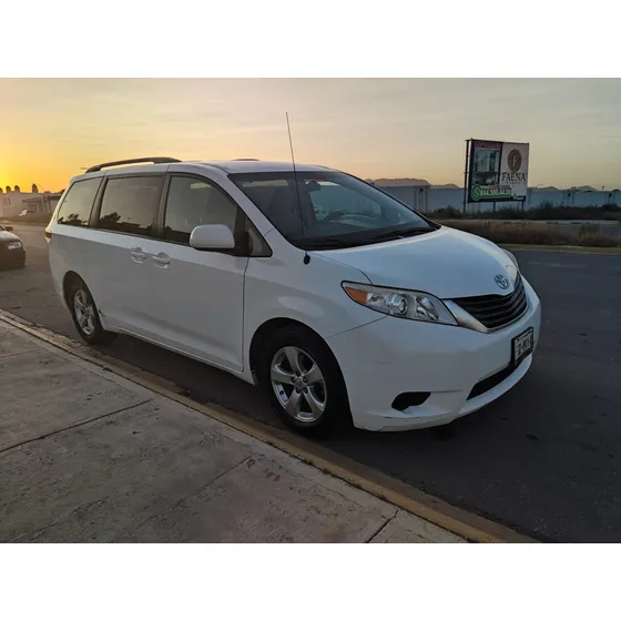 Toyota Sienna 3.5 Le V6/ At