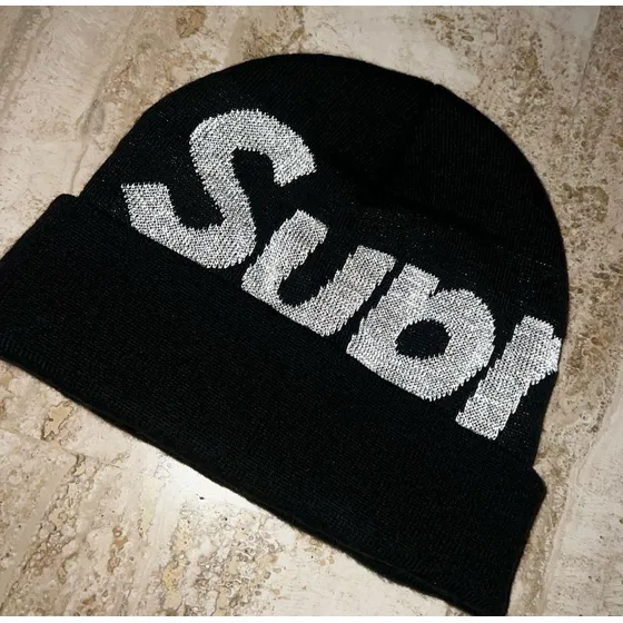 Gorro Supreme. Logo Reflectivo. Colección Fw18. Negro