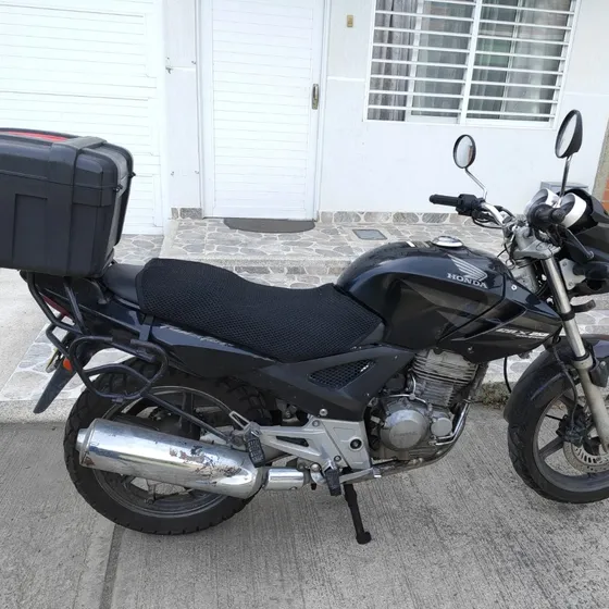Se Vende Espectacular Moto Honda Con  Papeles Al Dia