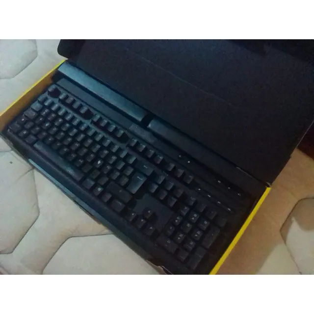 Teclado Mecánico Cherry Red Corsair K68 Led Gamer