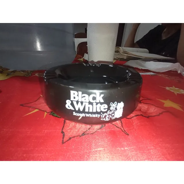 Cenicero Black & White. Usado , Scotch Whisky