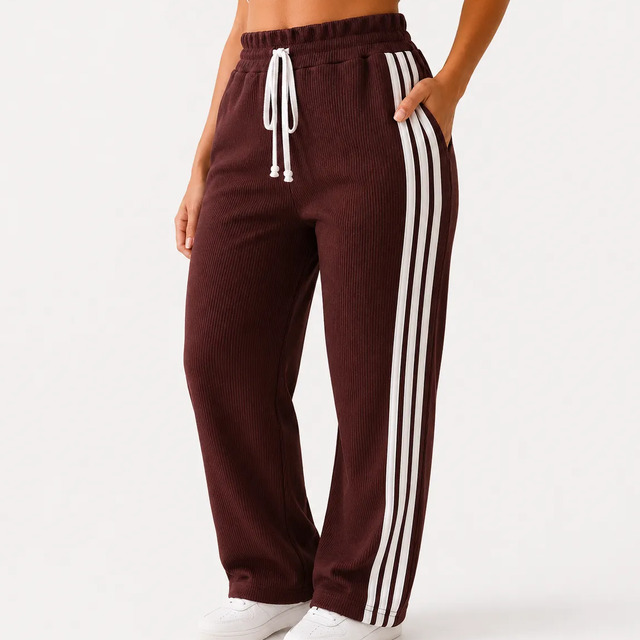Calça feminina modelo flare de tecido canelado na cor marrom com listras brancas nas laterais e ajuste por cordão na cintura