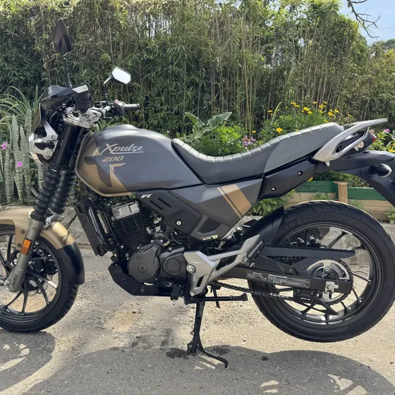 Hero X Pulse 200 T Fi - Negro Dorado / Mate - 28,100 Km