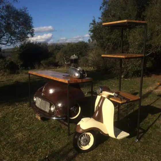 Barra Barbacoa Con Auto Antiguo. Cerveza Artesanal Rústico