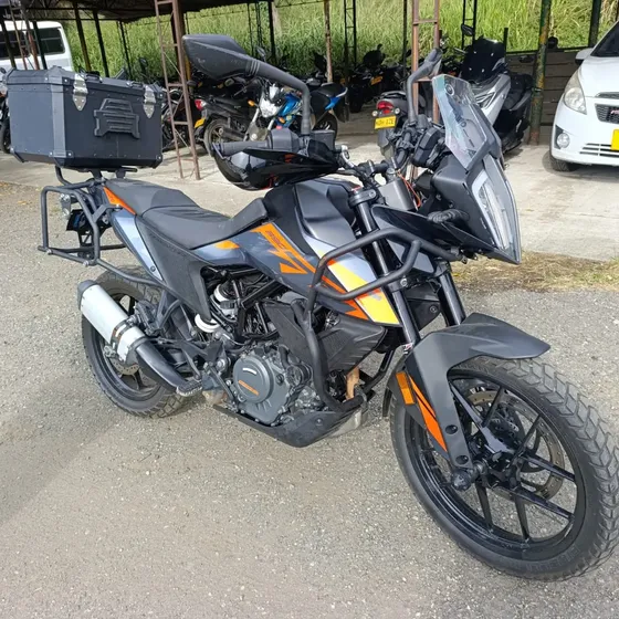 Ktm Adventurd Modelo 2022 Negro Y Gris, Con Accesorios De Se