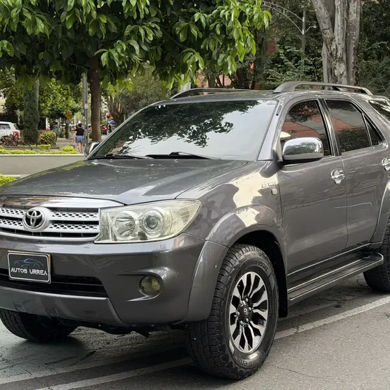 Toyota Fortuner 2011 2.7l 4x2 At
