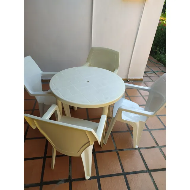 Mesa Plástica Con 4 Sillas (usadas)