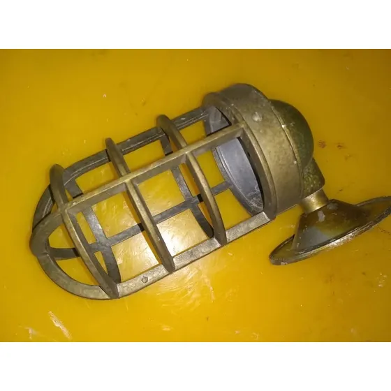 Porta Bombillo De Vidrio Y Protector Metalico Usado