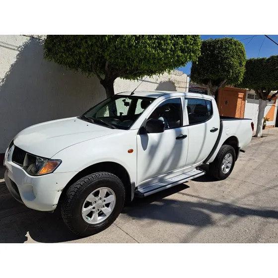 Mitsubishi L200 2.4 Cabina Doble 4x2 Mt
