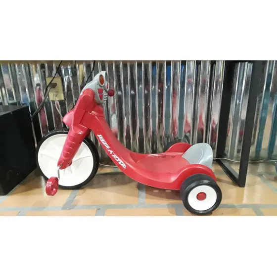 Triciclo Radio Flyer Eda 2-7 Años Prende La Luz Y Sonido 60$